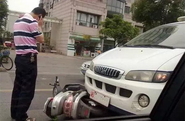 军车发生交通事故情况说明,军车与私家车发生交通事故