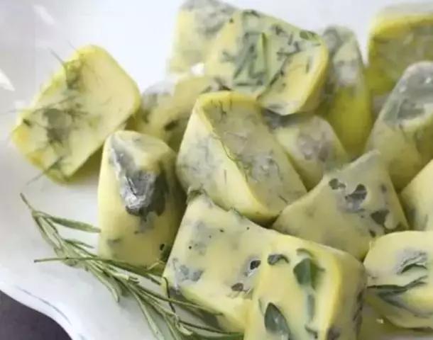 如何用冰块做夏日冷饮,冷饮里加的冰块怎么做