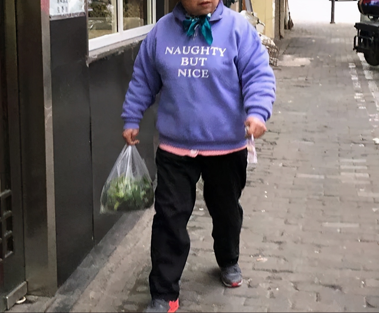 中文字母t恤,看不懂的英文衣服千万别买