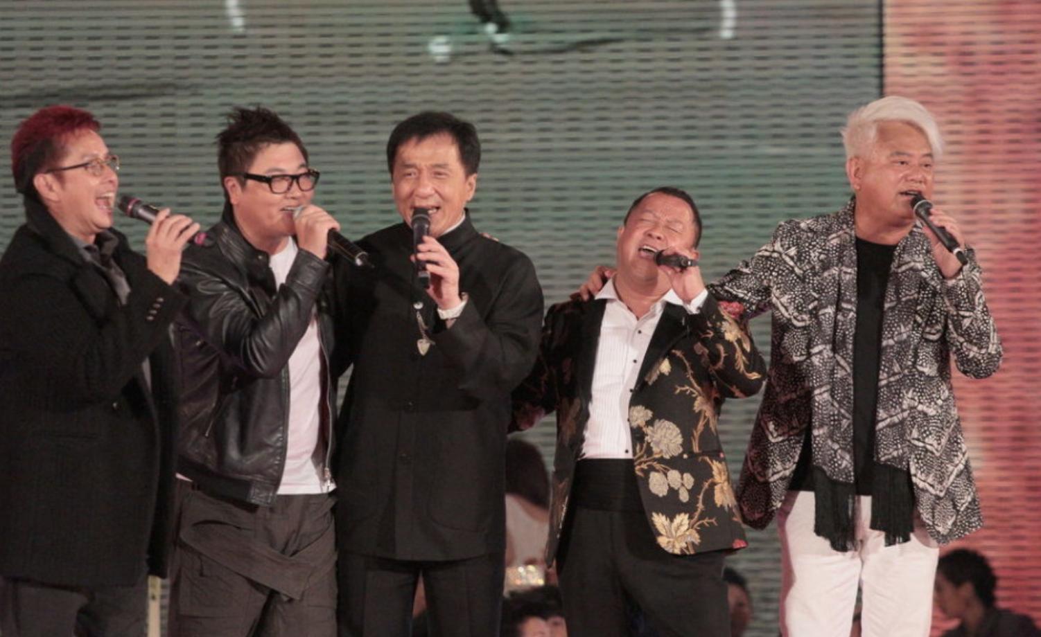 刘德华是香港明星足球队的成员吗,香港明星足球队刘德华踢球