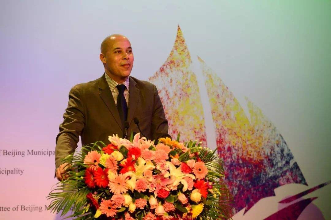 蕾哈娜为什么是山东歌后,巴巴多斯是哪里