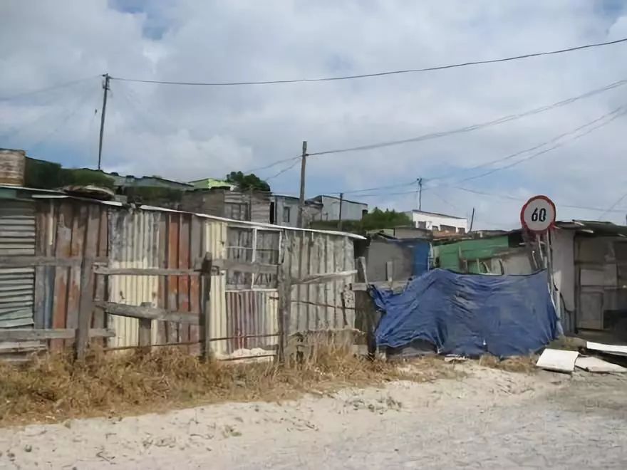 富士康小伙转行生产太阳能背包，年销百万个受非洲贫民窟儿童热捧