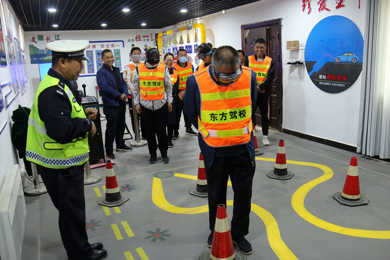 我为群众办实事丨民勤公安交警走进东方驾校开展“醉驾入刑十周年”、“一盔一带”交通安全及防电诈宣传活动