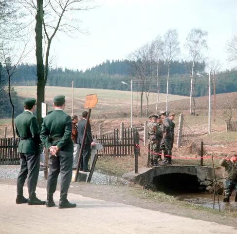 德国柏林墙的故事,柏林墙背后的真实故事