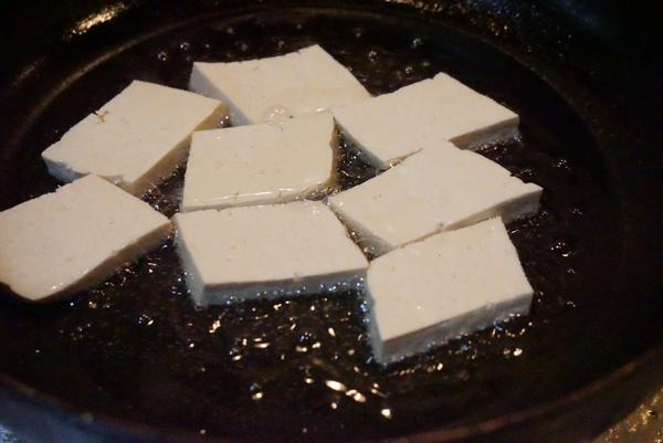 煎豆腐要加鸡蛋液吗,煎豆腐锅底要撒盐吗