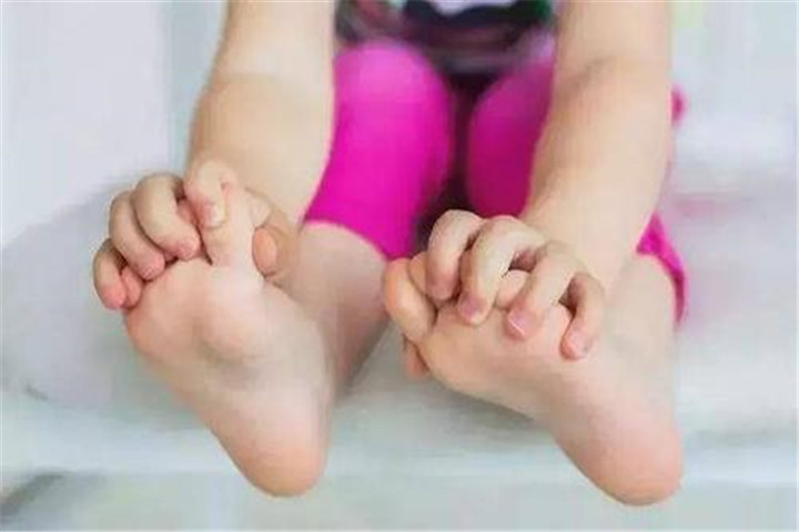 孩子老不爱穿袜子怎么回事,小孩不爱穿袜子爱光脚