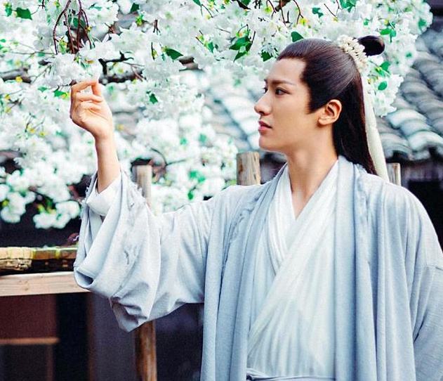 三生三世大师兄扮演者赖艺,三生三世演员都是杨幂旗下的