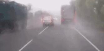 玻璃油膜影响行车安全,玻璃油膜对行驶有什么危害呢