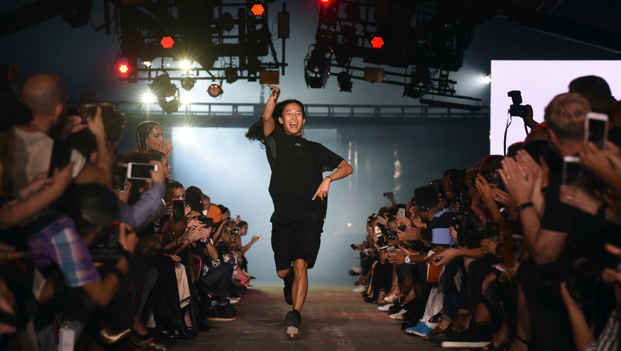 华裔爆款设计师疑似下药性侵多名男性，摸*体下**捏胸是日常操作？