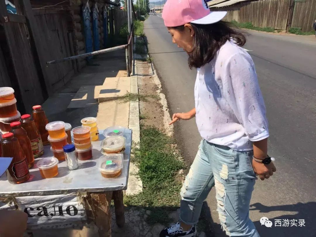 这女孩看到俄罗斯帅哥搭车，逼我停车，否则跳车