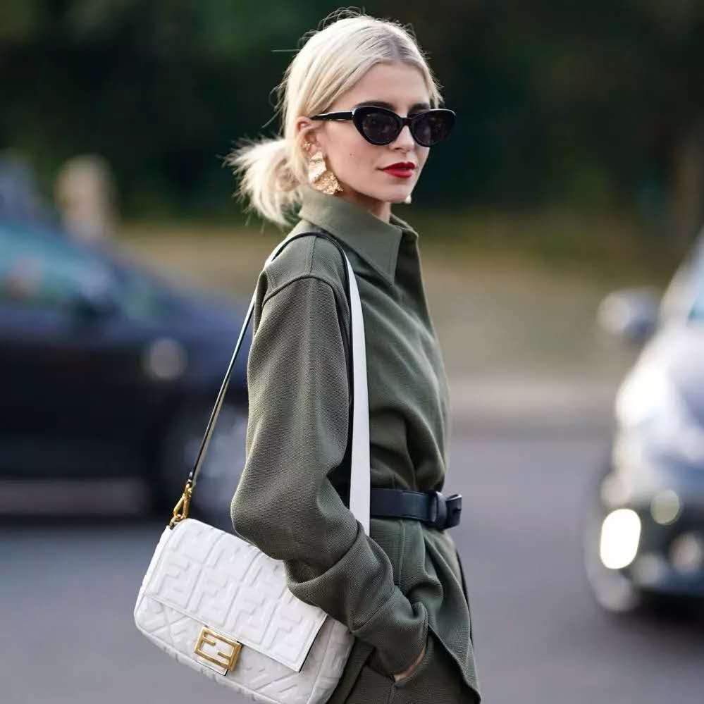 时尚风女人味十足选什么包,女人必备的几款经典包