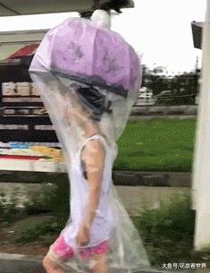 这只鹦鹉一直以为他是一只猴，所以每天都在重复做这个动作