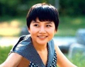 比肩毛阿敏，却因抑郁情伤削发为尼，歌后李娜称这23年每天都充实