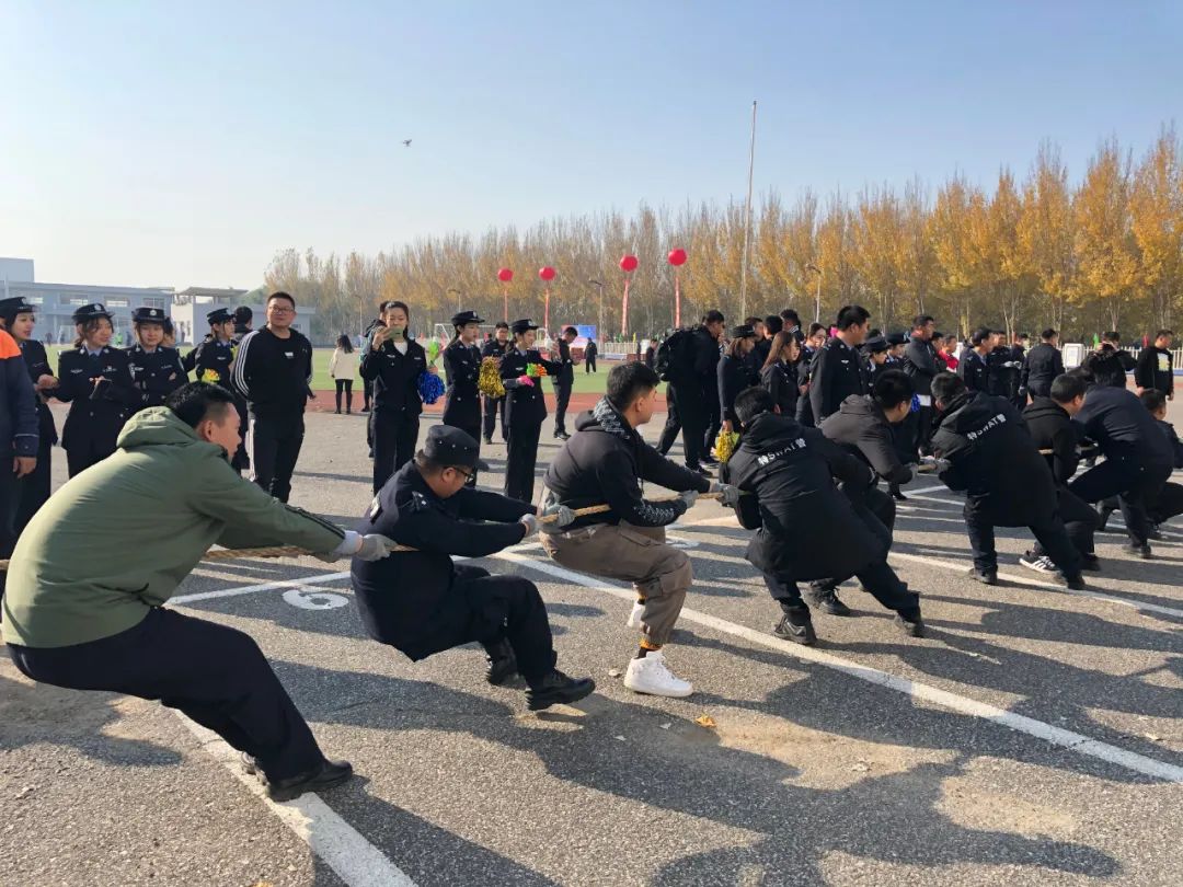 市公安局*党**委副书记、副局长周战威，市公安局*党**委委员、政治部主任吴卫红出席全市公安机关警体运动会闭幕式