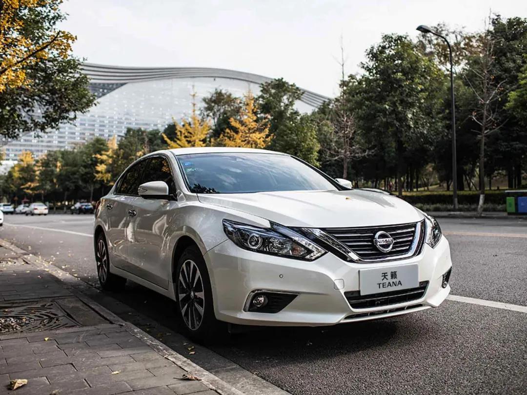 38号车评日产天籁2.0自吸,曝日产新款天籁实车