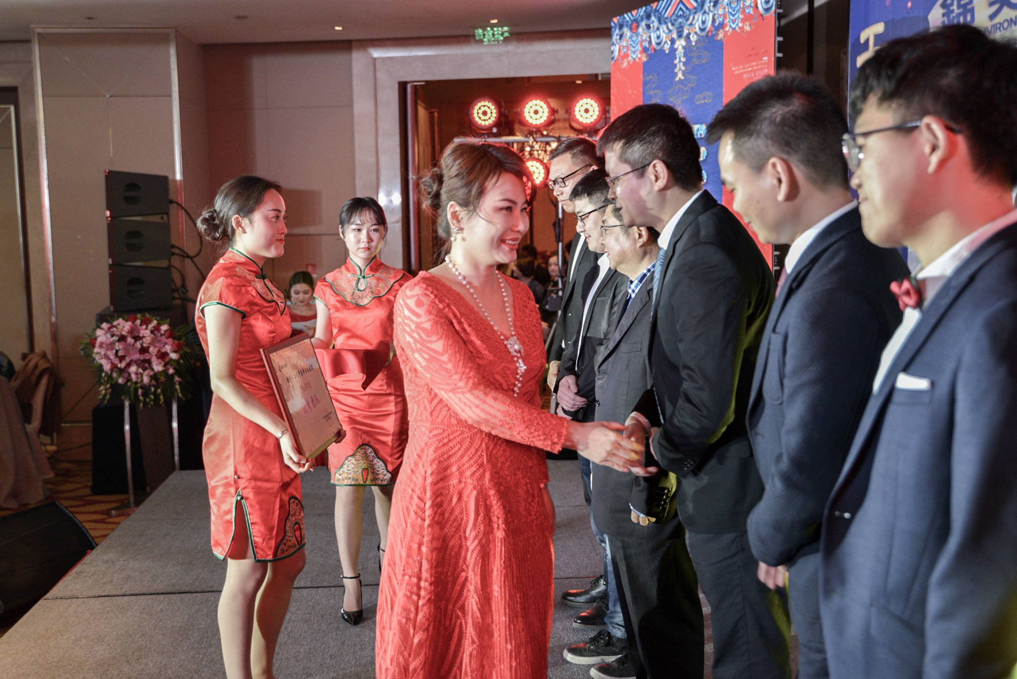 超越蝶变拜年视频,超越蝶变升华主持稿