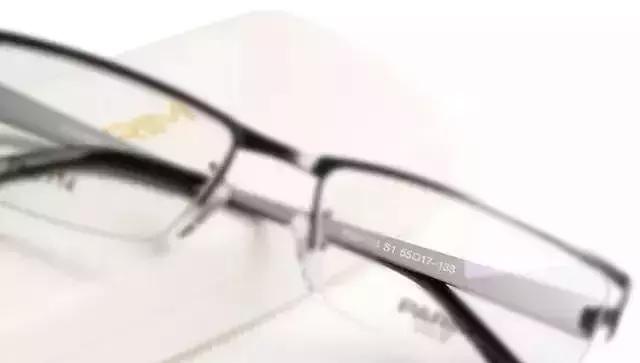 眼镜戴不住老是下滑应该怎么办,为什么你的眼镜老是会下滑