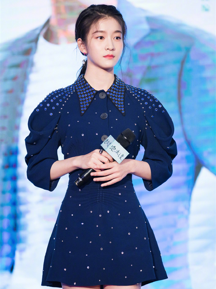 张雪迎时尚大片百变风格魅力十足,张雪迎机场清爽造型少女感十足