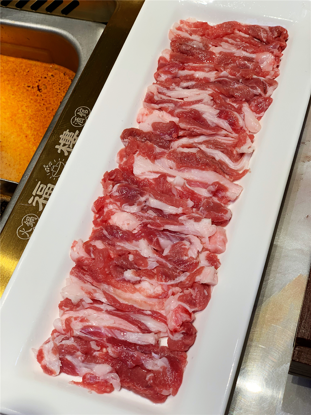 长春桂林路有家电影《叶问》同款火锅酒馆，楼里面有座“香港城”