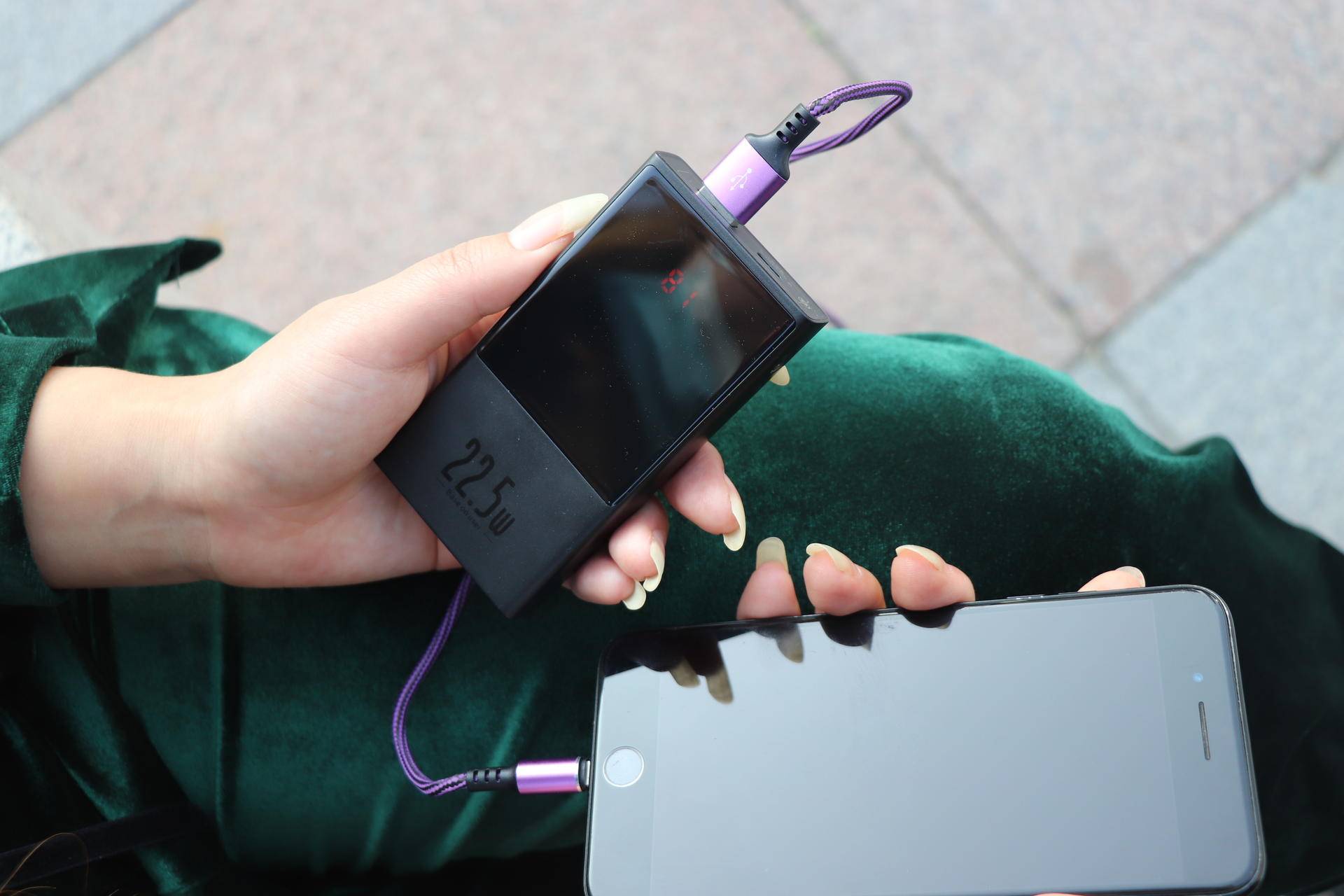 倍思66w快充充电宝实测,倍思65w双向快充自带线数显充电宝