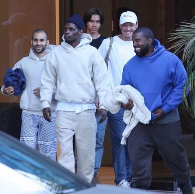 yeezygap联名在哪发售,yeezyxgapxbalenciaga三方联名款棉服