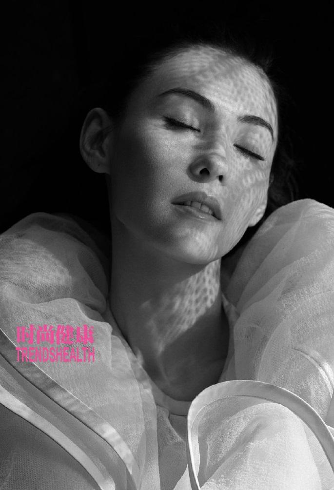 他爱穿裙子,和小18岁男友结婚,还是年轻女孩最爱的设计师之一