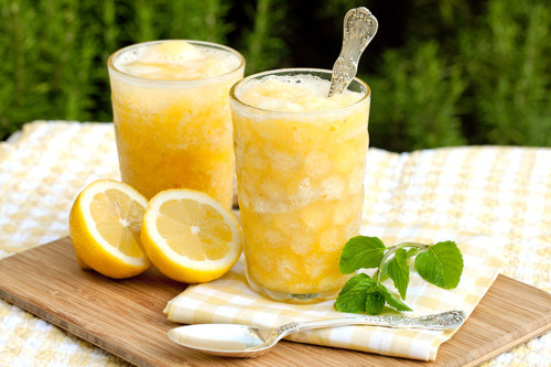 在坐月子里要吃什么东西才好,在月子里面要吃什么呢