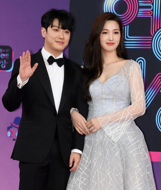 长相酷似秀智，20岁*团退**当妈的女偶像，穿搭堪称时尚教程！