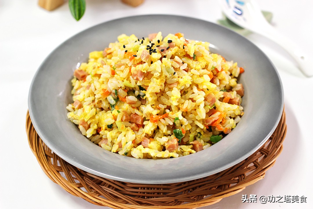 看不见鸡蛋的菜,蛋炒饭不放酱油做法