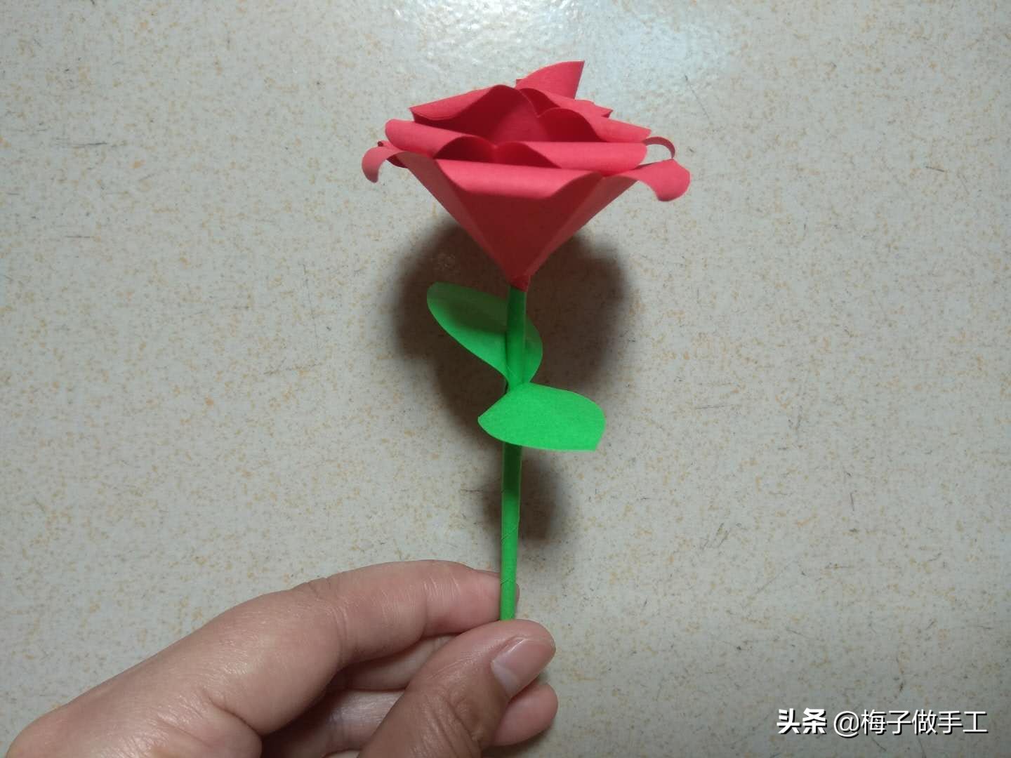 520送情侣玫瑰花折纸简单漂亮,情人节送玫瑰花手工折纸
