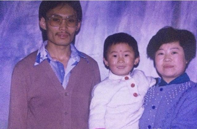 杨迪下跪感谢父母周深表情,青春环游记杨迪跪谢父母是哪期