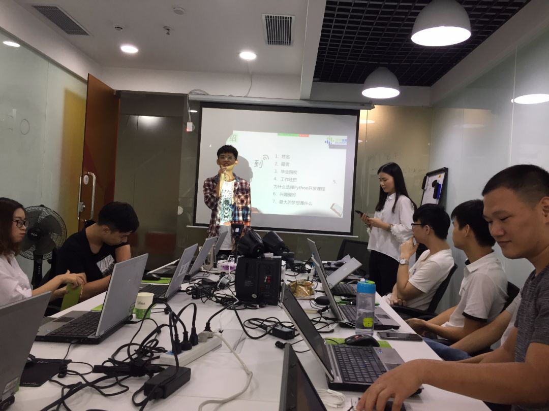 90后小伙上个月工资多少钱,90后小哥哥从月薪2000到9000