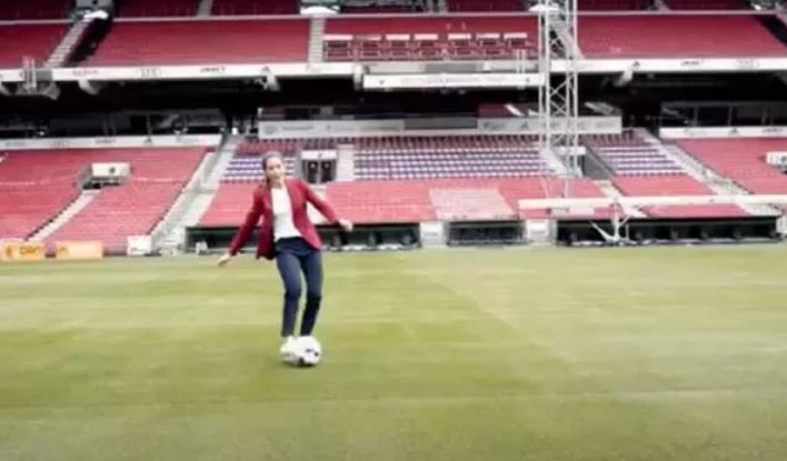 未来的丹麦王后玛丽穿西装秀球技，为足球队加油，颠起球好熟练