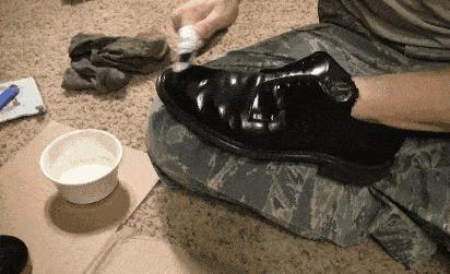 夏季网眼皮鞋脏了怎么擦,如何清理皮鞋褶皱的污渍