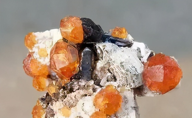 头发爱出油用什么可以变蓬松,头发油怎么才能头发蓬松干爽