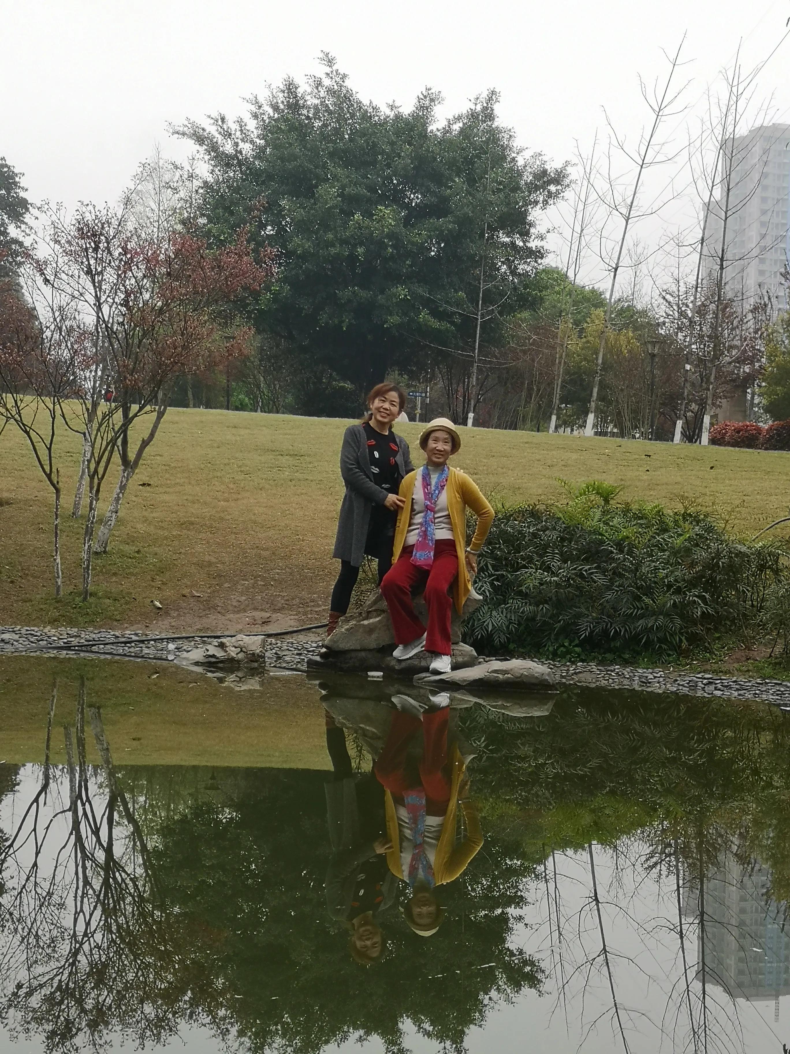 春游和姐妹踏青,春游踏青姐妹拍照