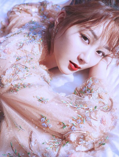 杨紫穿婚纱所有的照片,杨紫穿白婚纱的照片超美