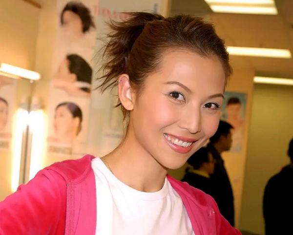 蔡少芬上节目打疫苗,蔡少芬录节目时被狗咬伤