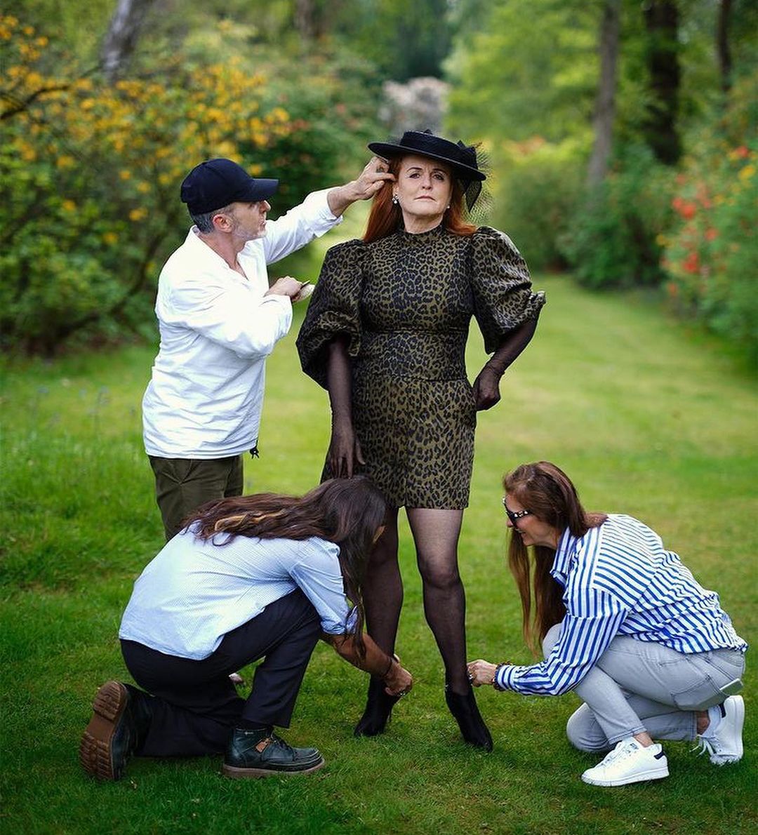 莎拉拍大片撞衫侄媳妇凯特，同款裙子不同格调，细节见王室束缚