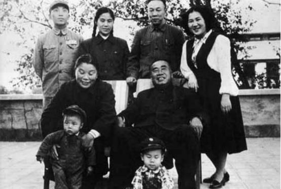 刘建期待小汽车接他上小学，等来脚蹬三轮车，*德朱**的做法让人敬佩