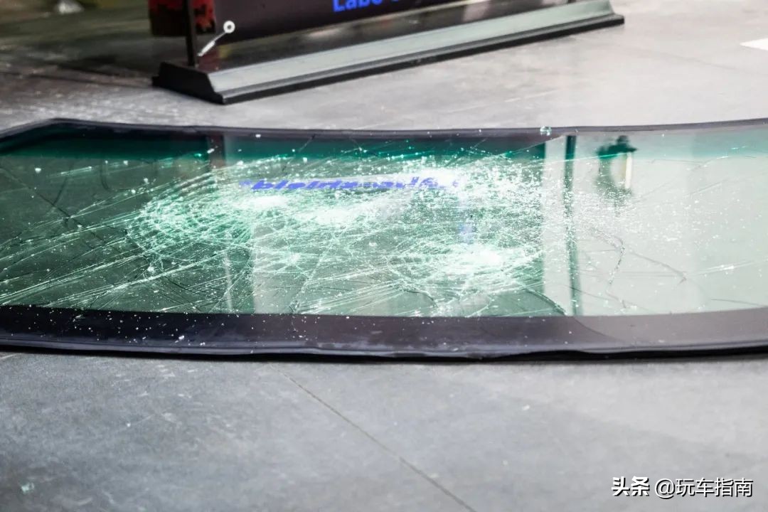 挡风玻璃撞碎,挡风玻璃被石子崩碎了