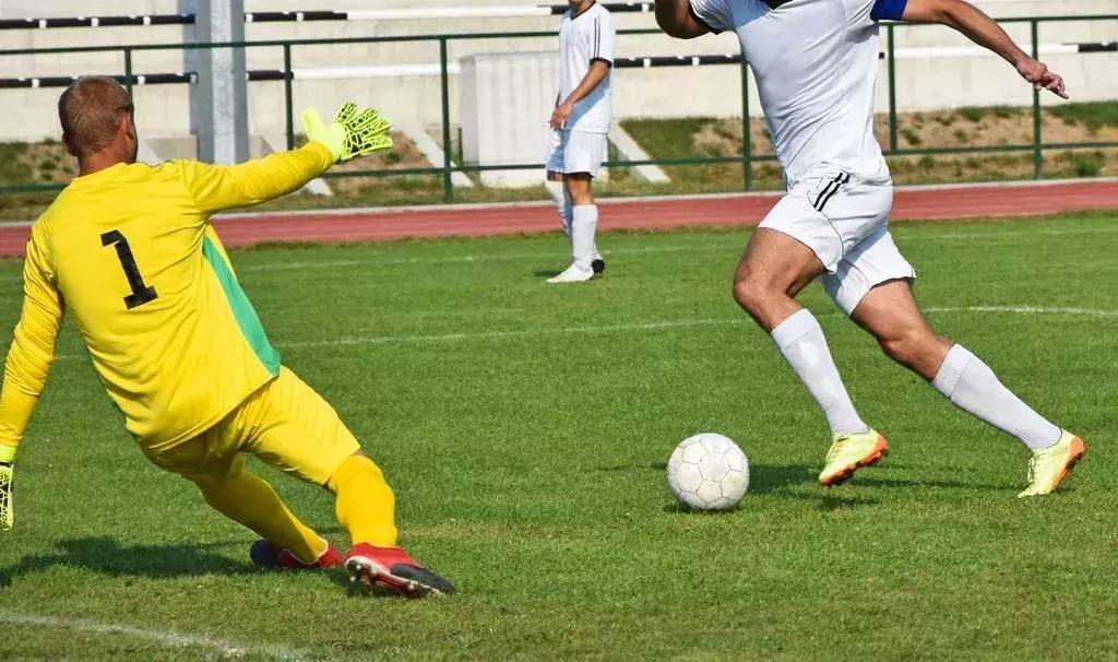 瓒崇悆璇籹occer杩樻槸football,瓒崇悆鏄痜ootball杩樻槸soccerball