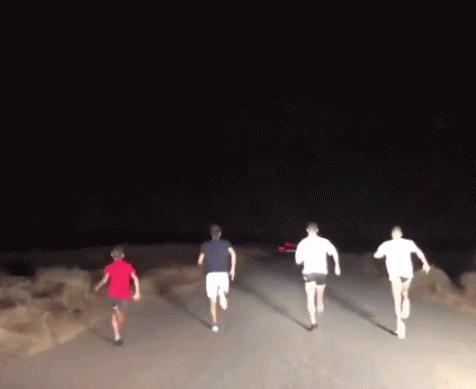 度假不忘训练,c罗和迷你罗与无脚球迷互动