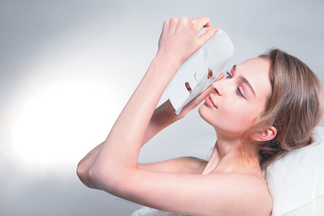 面膜的塑料纸要不要撕下去,贴面膜时上面的塑料纸要先撕掉吗