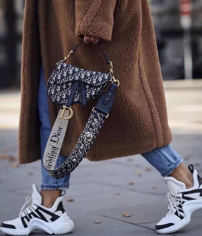 苏明玉开奔驰住楼王房，选包真有点……