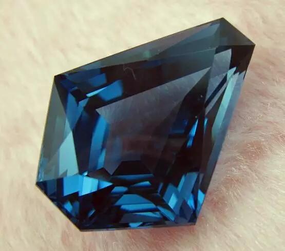 终于捡到了值钱的石头,捡到这些石头不要扔真的很值钱