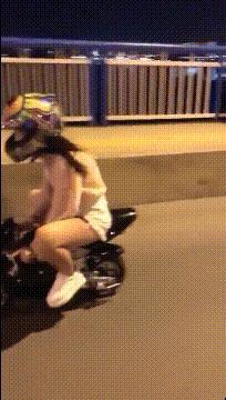 搞笑gif你以为我会乖乖地转圈吗,打着伞跳舞搞笑视频