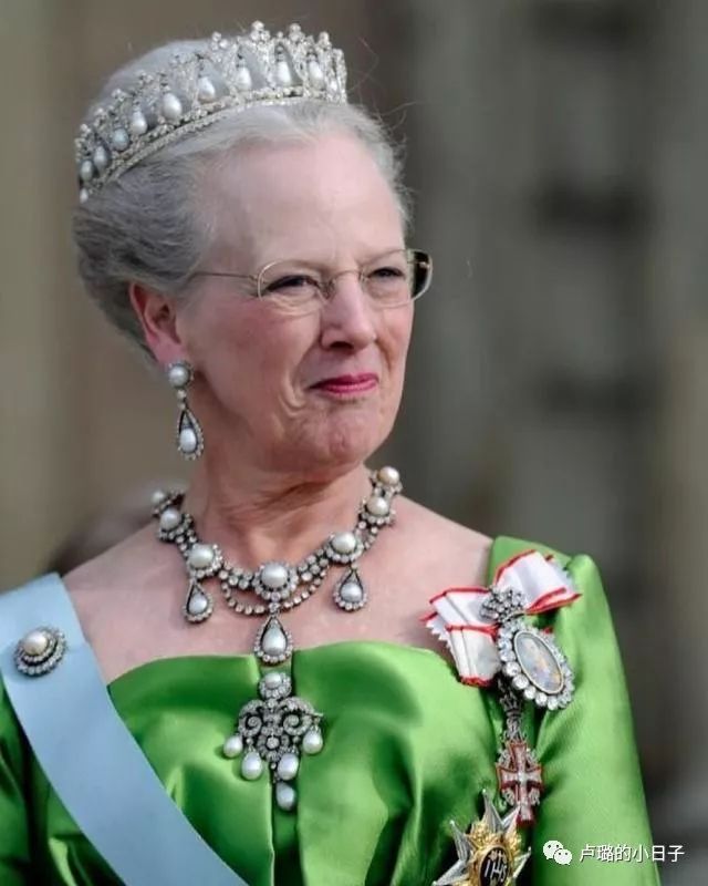 英国女王戴的超级超级珍贵的王冠,各国女王加冕皇冠图片