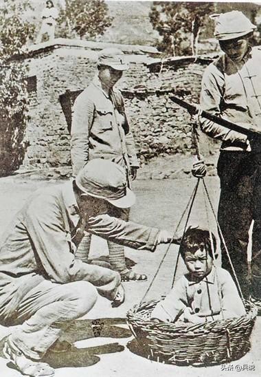 八路军送两个日本孤儿回日军驻地,八路军向村民赔礼道歉