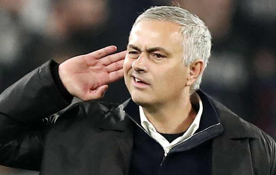 穆里尼奥滑跪庆祝狼队,穆里尼奥球场狂奔庆祝